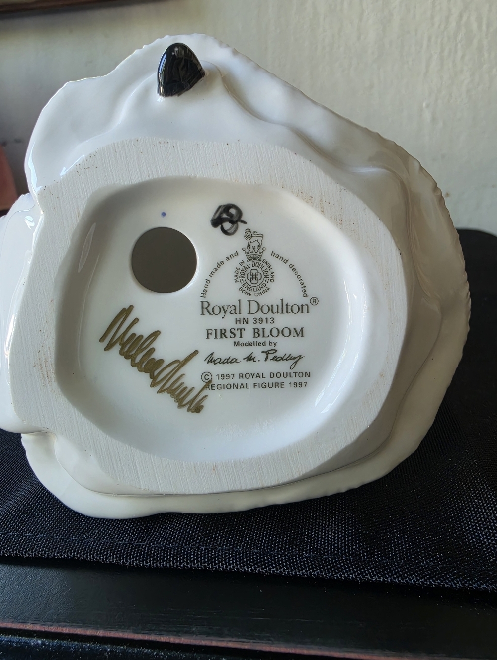 Royal Doulton Figurine First Bloom HN 3913, Signed - Picture 3 of 3